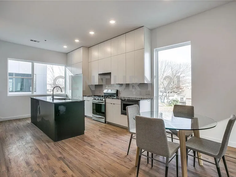 427 W 10th St #303 — Photo 4