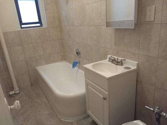 5th image of 902 41st St APT D1