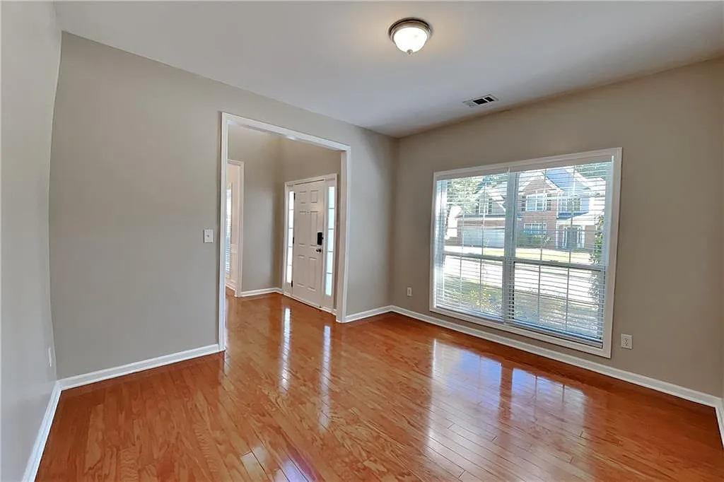 3 bed, 2.5 bath, 2305 sqft, $2,675 — Photo 4