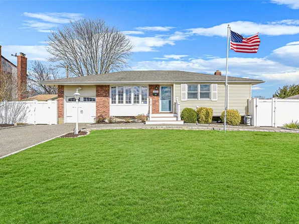 217 E Farmingdale St, Islip Terrace, NY 11752