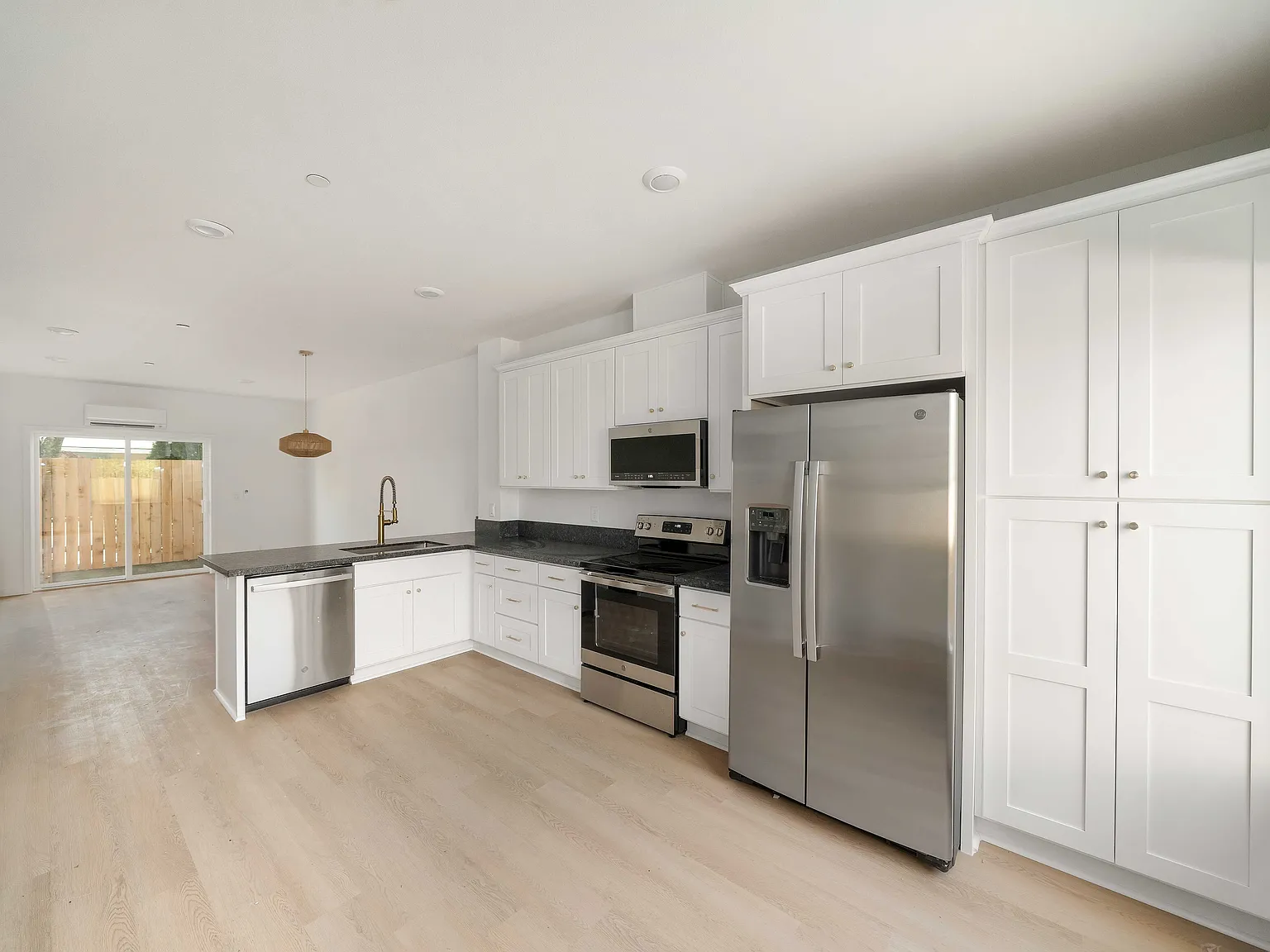 2 bed, 2.5 bath, 1300 sqft, $2,400 — Photo 2