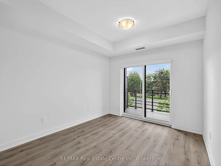 251 Northfield Dr E — Photo 16