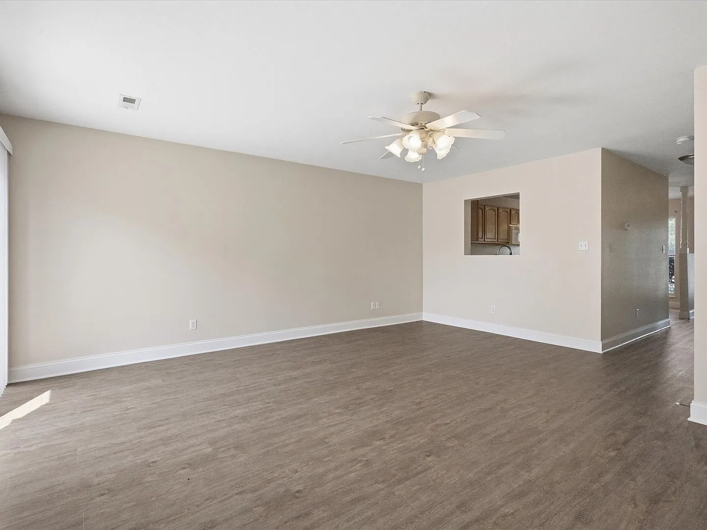 City of Maryville 37801 - Beautifully Updated 2-Bedroom, 2.5-Bath Townhome. — Photo 2