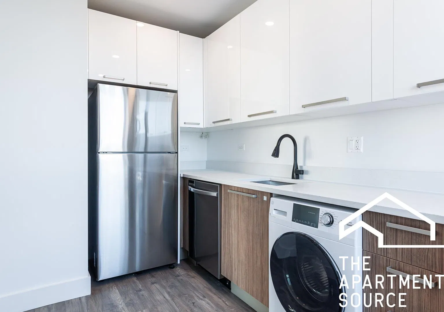 941 W Carmen Ave — Photo 2