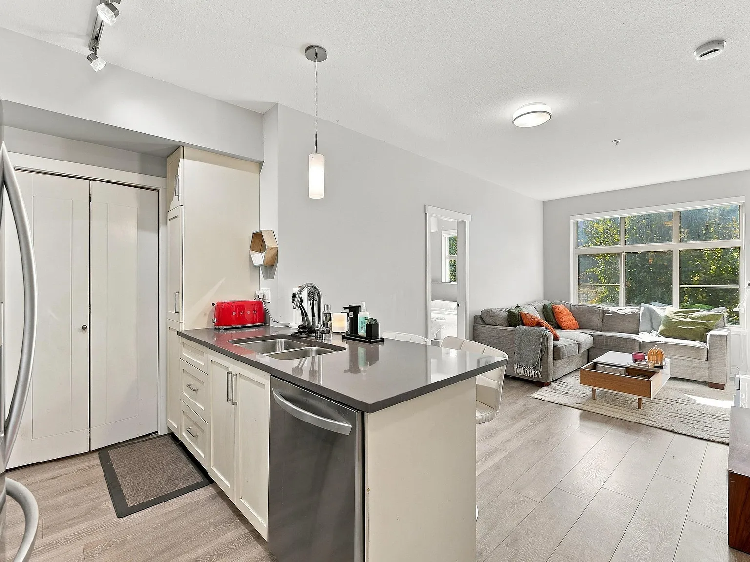 2 bed, 715 sqft, $2,500 — Photo 4