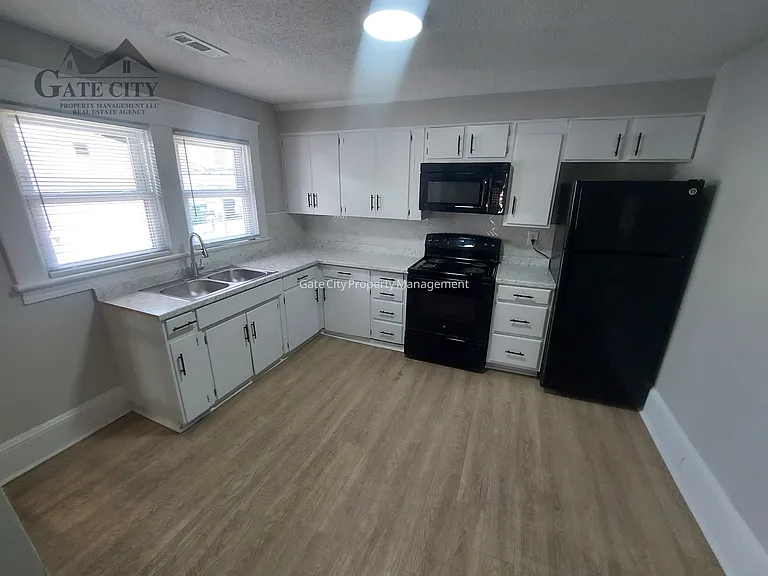 1105 Adams St — Photo 3
