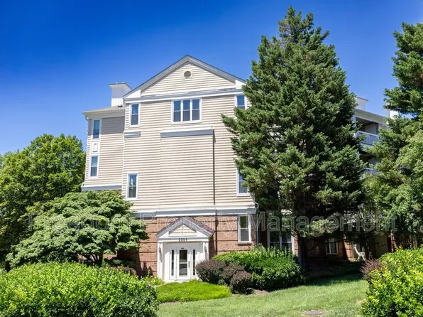 2204 Westcourt Ln APT 121, Herndon, VA 20170