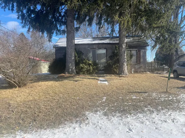 130 N 10th St, Edmore, MI 48829