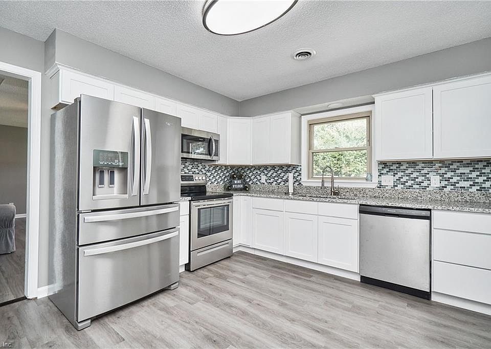 Bright and cheery kitchen!