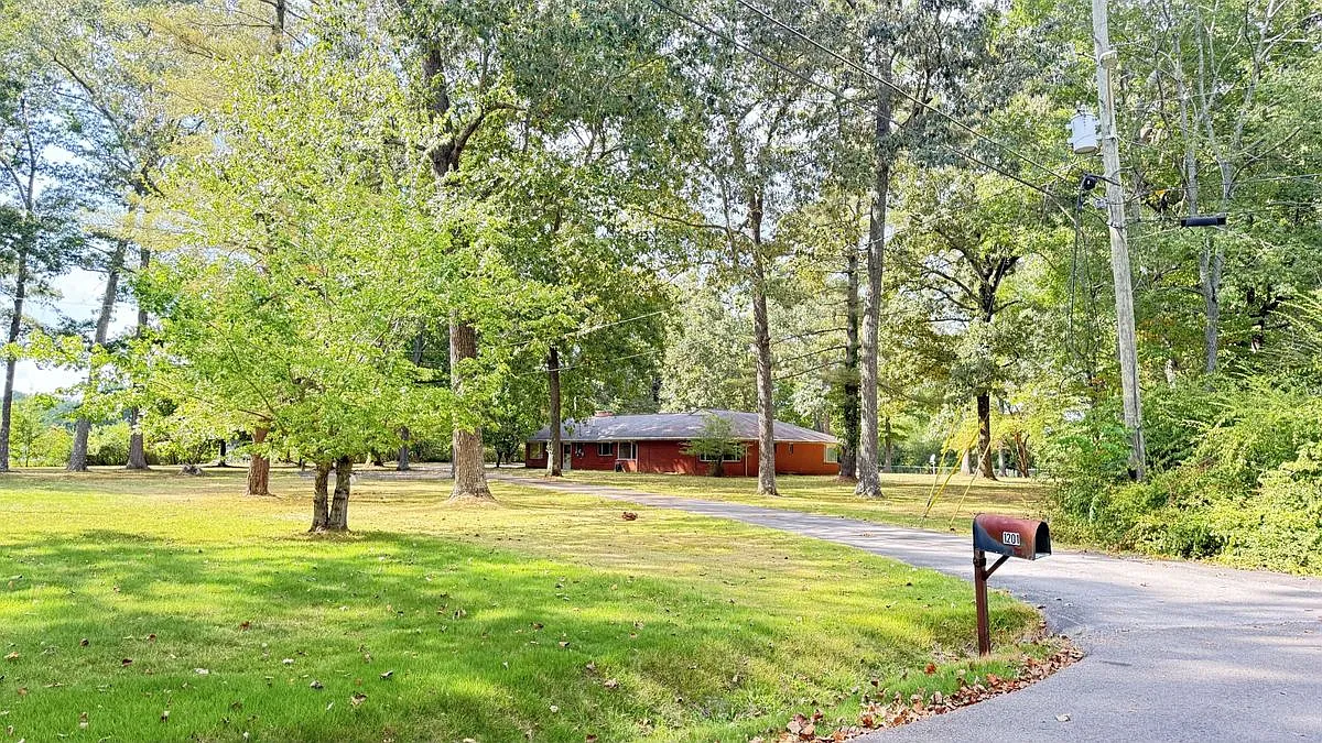 3 bed, 2.0 bath, 2511 sqft, $2,500 — Photo 2