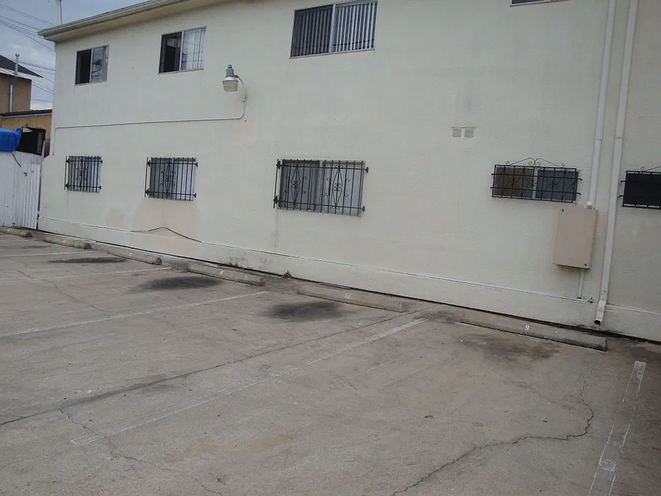 Building Photo 3