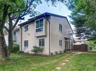 16 Carousel Ct, Sterling, VA 20164