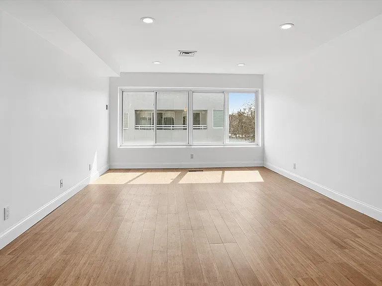 100 Cuttermill Rd #4M — Photo 10