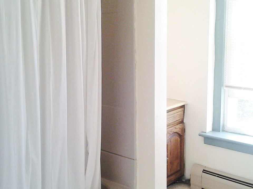 2nd image of 733 Grace St APT C4