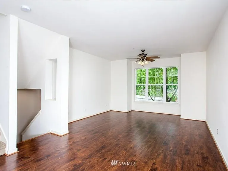 1867 NE Kenyon Ct — Photo 6