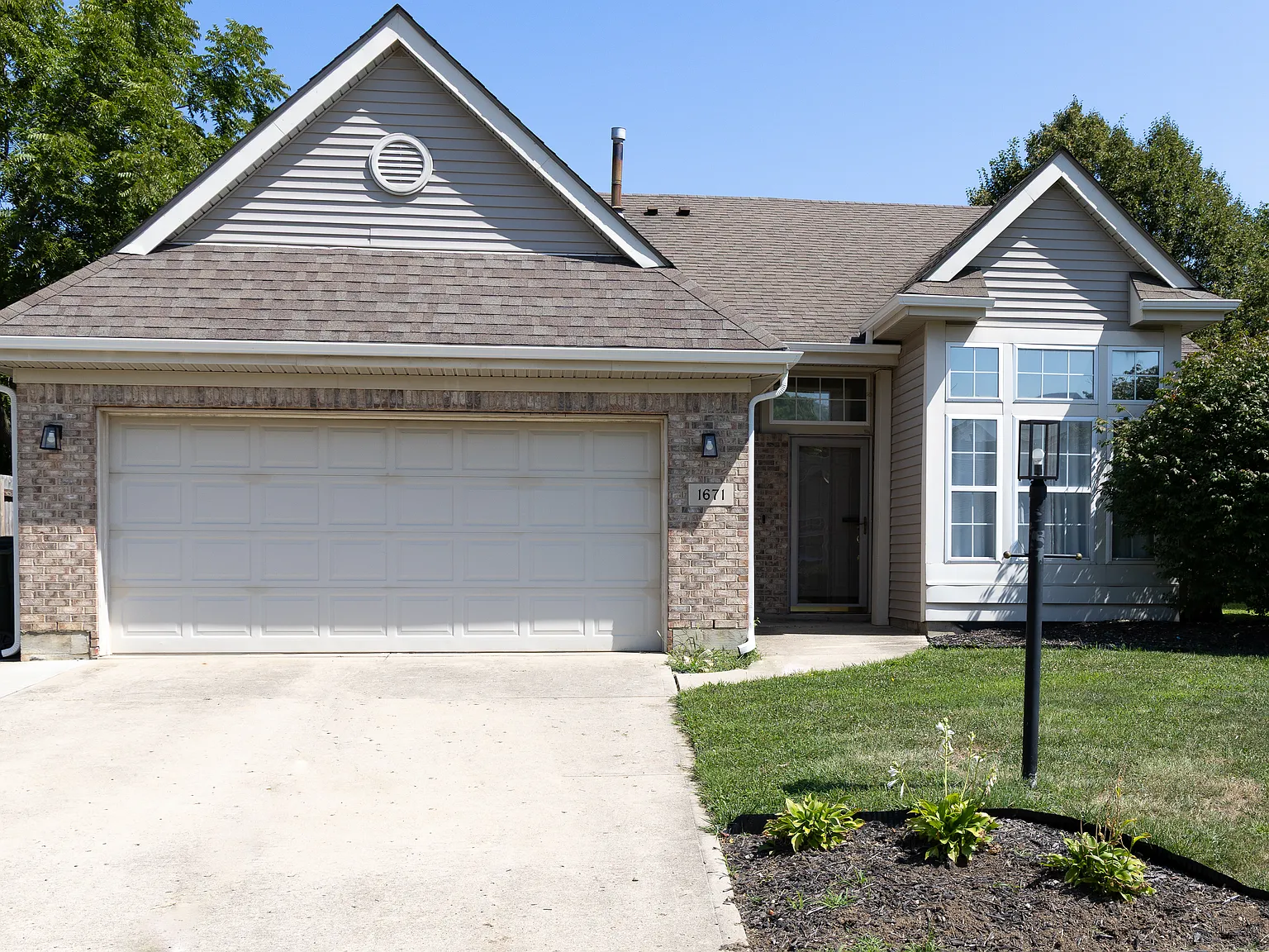 3 bed, 1388 sqft, $2,100 — Photo 1