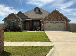 1709 Gaines St, Pea Ridge, AR 72751