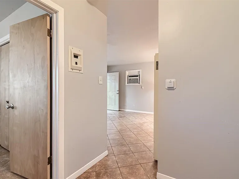 210 W 51st St #A — Photo 20
