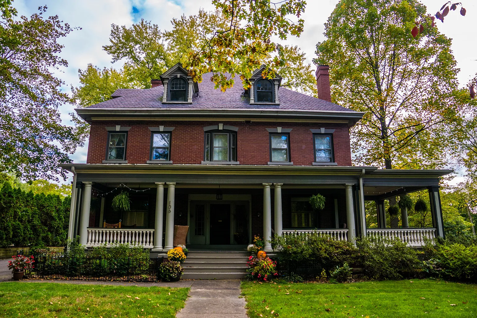 106 Dickson Ave photo 1