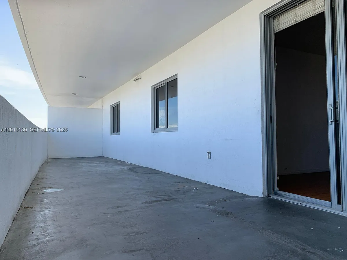 Building Photo - 36 NW 6th Ave #1108