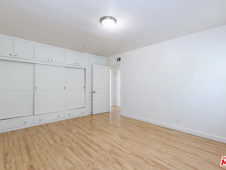 1561 Hazelwood Ave — Photo 7