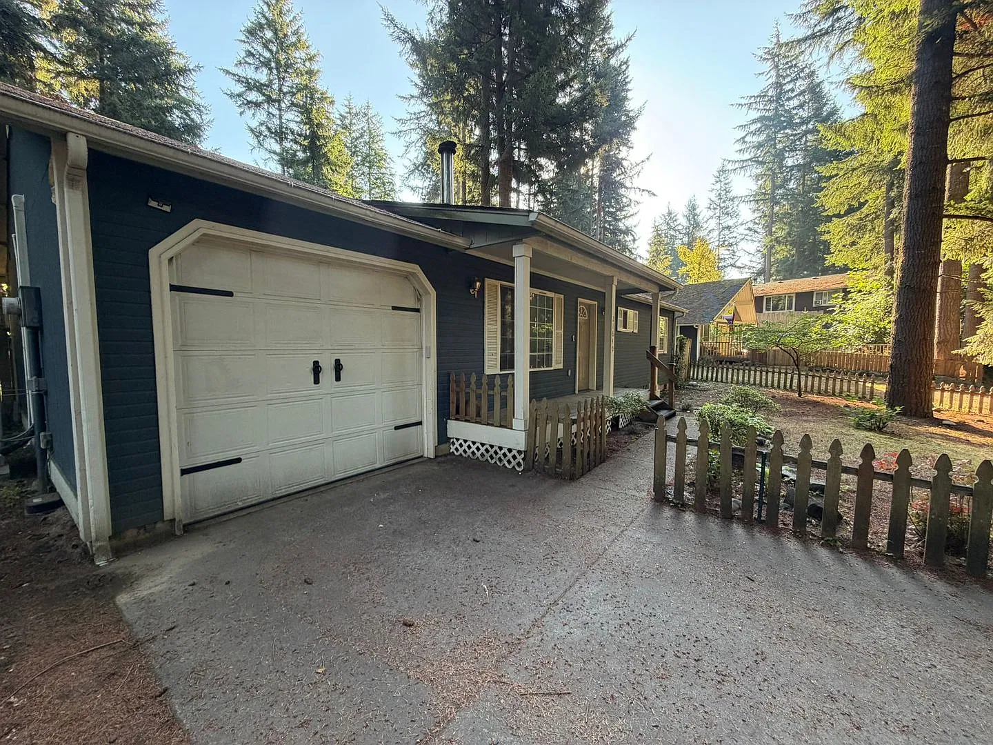 3 Bedroom 1 Bath 1 Car Garage Fenced in Back Yard — Photo 3