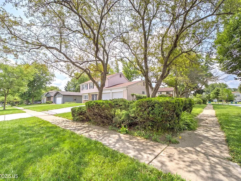 1111 Plum Grove Cir — Photo 44