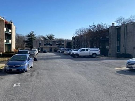 Exterior Neighborhood (street photo)