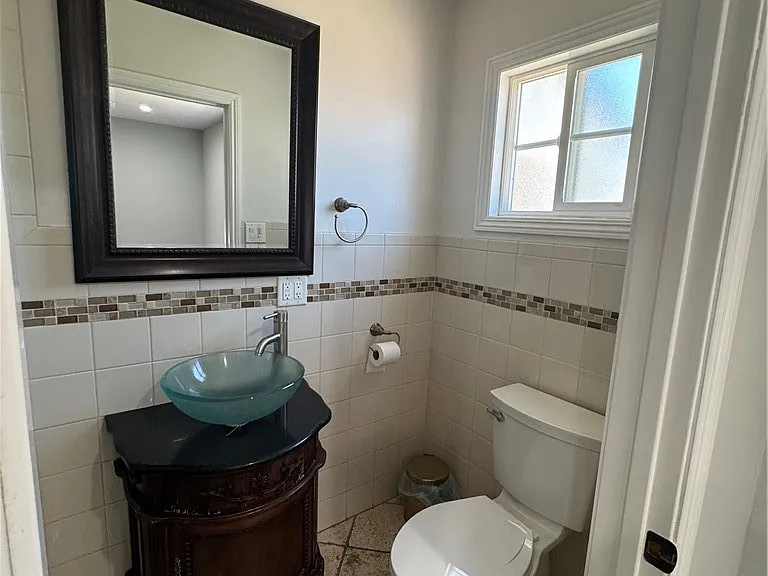 8739 Tyrone Ave — Photo 28