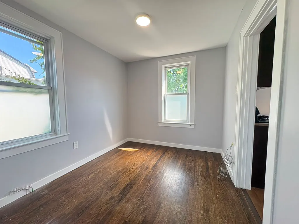 3 bed, 1000 sqft, $2,500 — Photo 2