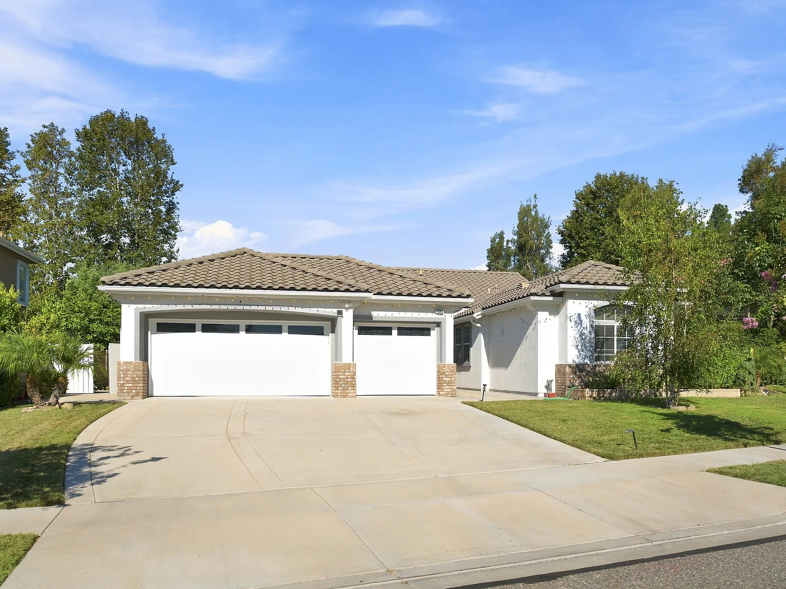 3 bed, 2.5 bath, 2455 sqft, $5,399 — Photo 2
