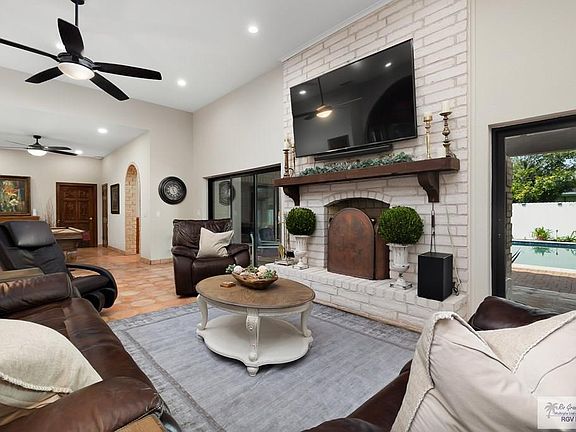 4th image of 209 Palm Valley Dr E