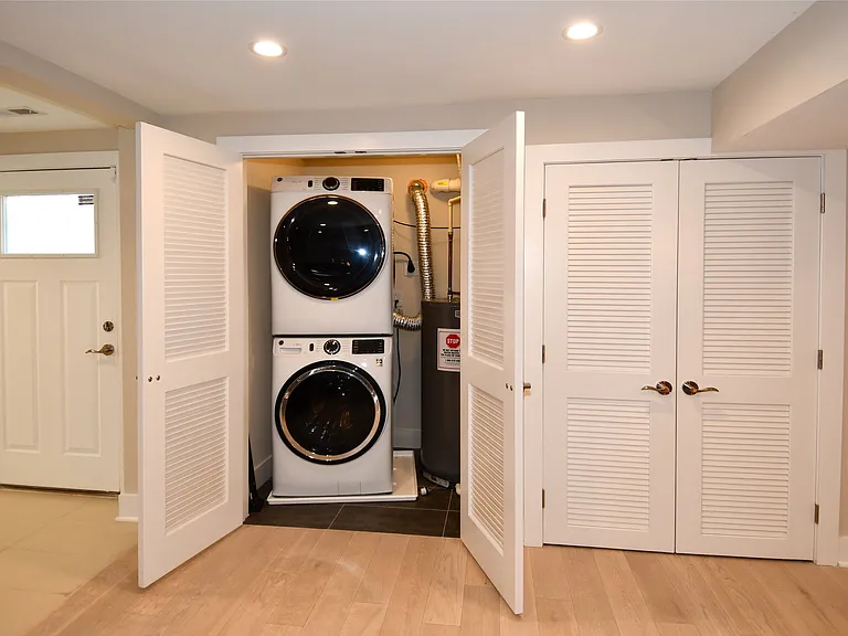 901 Lawrence St NE #B — Photo 16