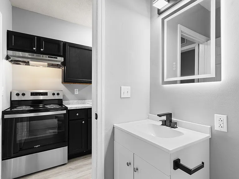 Brookhaven Apartments — Photo 13