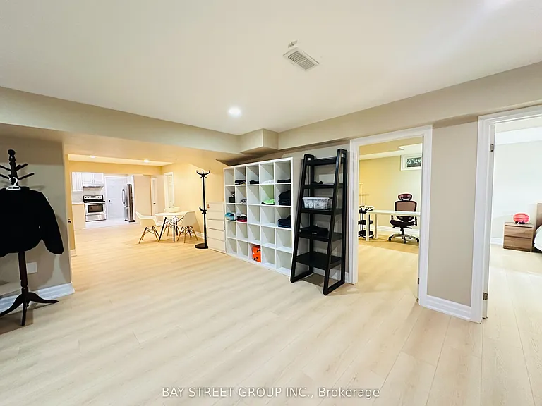 118 Fairglen Ave — Photo 13
