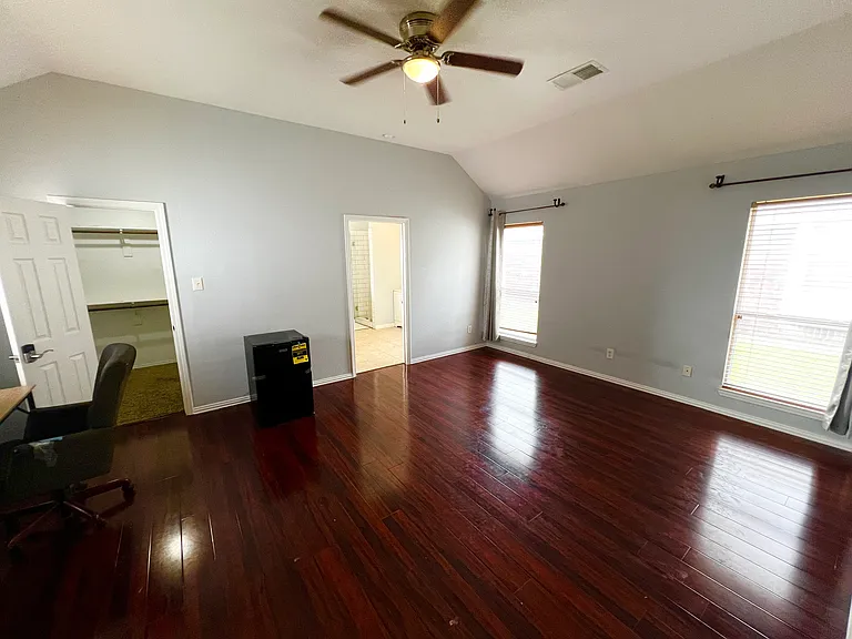2710 Kingswood Dr — Photo 1
