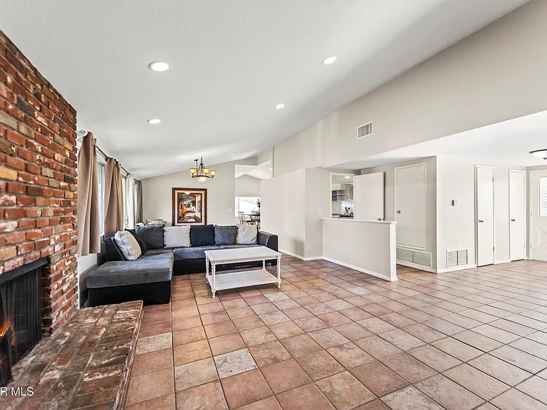 1217 Coventry Dr — Photo 3