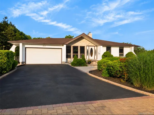 517 Ocean Avenue, Oakdale, NY 11769