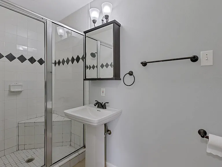 4750 Sanford Rd — Photo 12