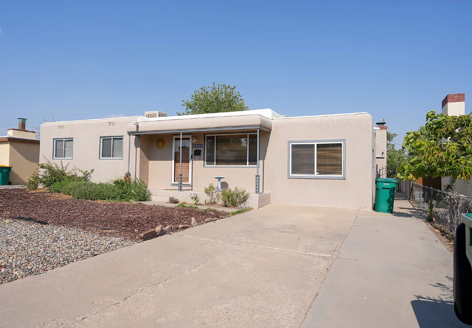 3 bed, 2.0 bath, 1922 sqft, $2,650 — Photo 2