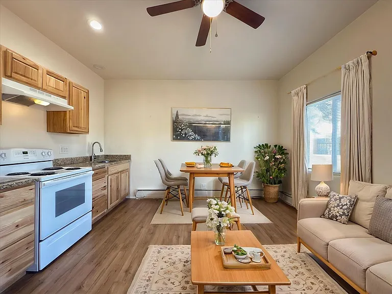804 S Riverside Dr — Photo 2
