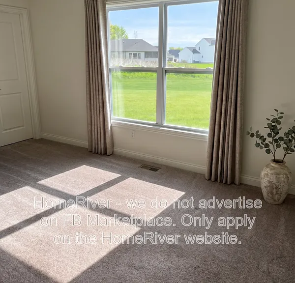 562 Highfields Cv — Photo 3