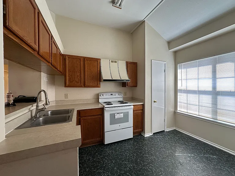 7605 Cornell Dr — Photo 6