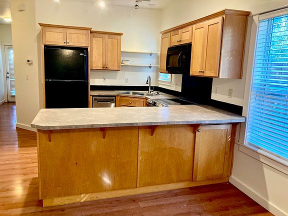 Kitchen and bar counter- great for chatting while cooking for those you love.