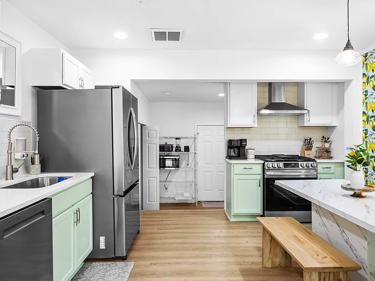 515 E Scott St — Photo 10
