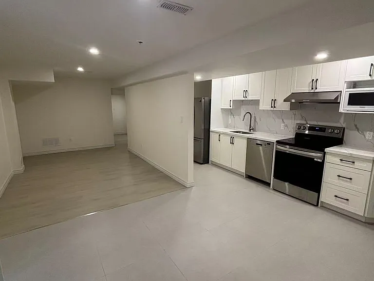 33 Jeffrey Nihda Cres #BASEMENT — Photo 4