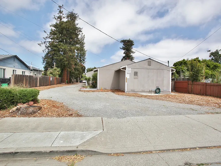 20310 Concord Ave — Photo 15