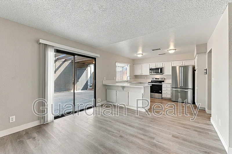 3 bed, 2.5 bath, 1656 sqft, $1,845 — Photo 3