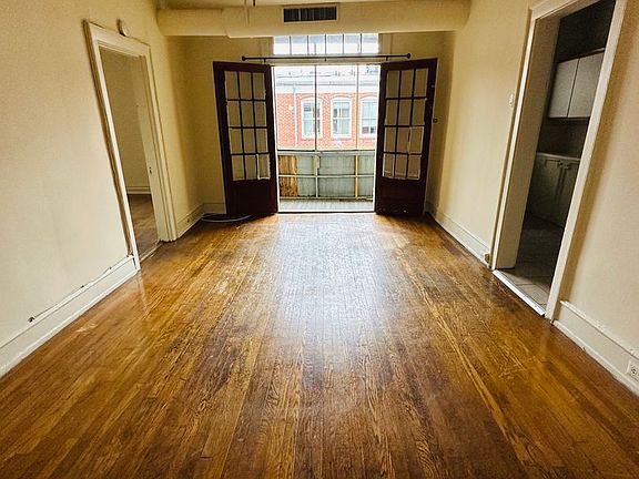 4th image of 1128 W Grace St #18