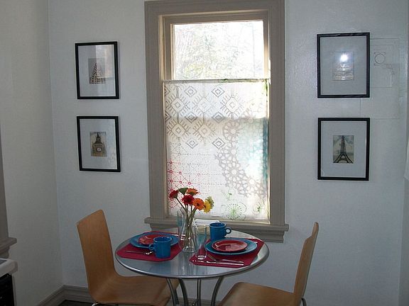 Kitchen provides great eat-in/breakfast nook nook, ceiling fan